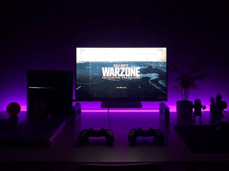 电竞俱乐部经理在办公室使用多屏电脑进行赛事数据管理与粉丝运营